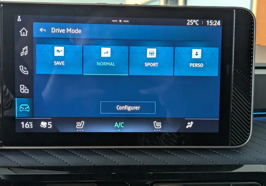 Écran central tactile de l'Alpine A290 blanc toit noir, affichant les modes de conduite avec interface moderne.