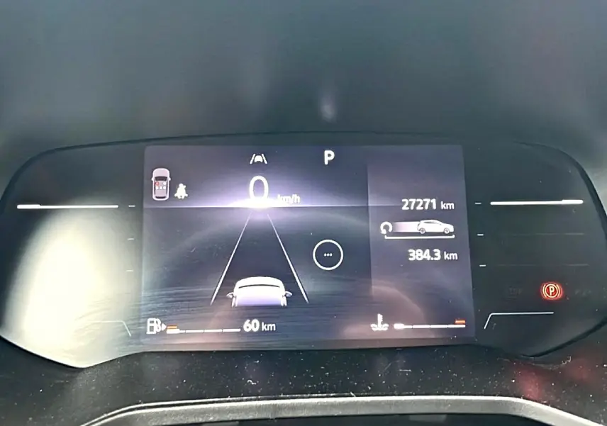 Tableau de bord numérique de Renault Clio V affichant la vitesse à 0 km/h et l'autonomie restante de 60 km.