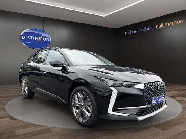 DS4 E-TENSE 225 Cross Trocadero noir vue 3/4 avant droit, calandre distinctive et feux LED en forme de V.
