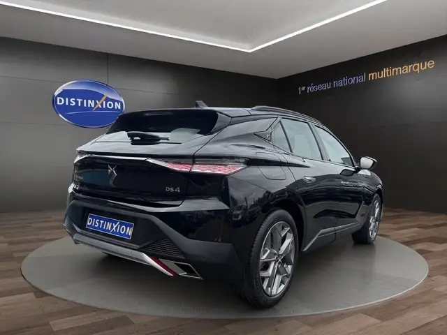 Vue 3/4 arrière droite d'une DS4 E-TENSE 225 Cross Trocadero noire, avec feux arrière LED et jantes alliage visibles.