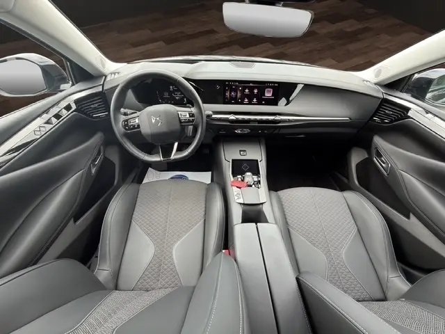 Vue intérieure avant du DS4 E-TENSE 225 Cross Trocadero 2023 noir, avec tableau de bord digital et volant cuir multifonctions.
