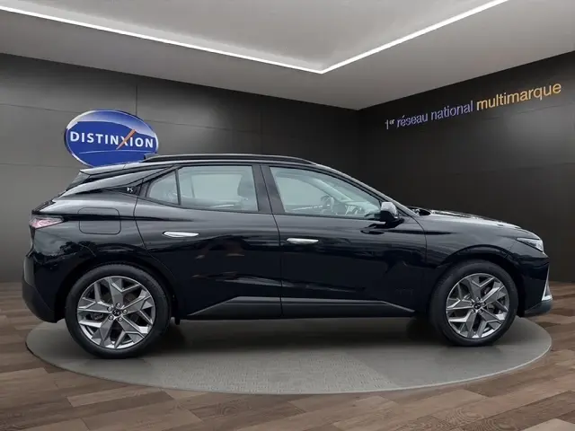 Vue latérale droite du DS4 E-TENSE 225 Cross Trocadero noir, soulignant ses lignes dynamiques et ses jantes alliage.