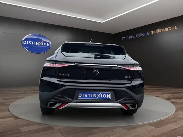 Vue arrière d'une DS4 E-TENSE 225 Cross Trocadero noire, mettant en valeur ses feux LED et son logo DS central.