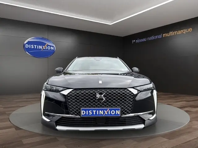 Vue frontale d'une DS4 E-TENSE 225 Cross Trocadero noire avec calandre distinctive et éclairage LED vertical.