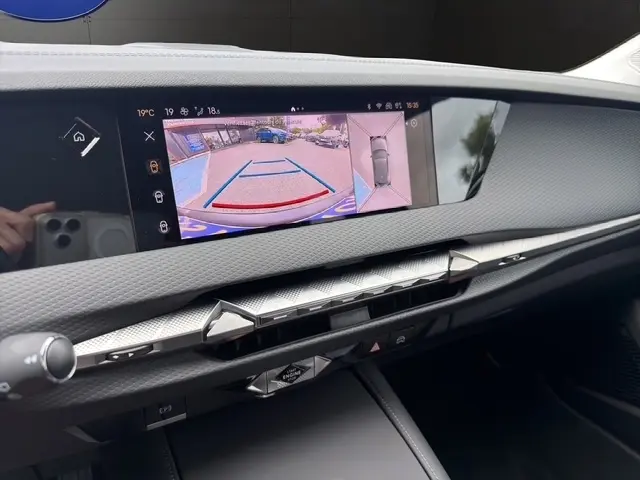 Vue intérieure du tableau de bord de la DS4 E-TENSE 225 noir, avec écran tactile affichant caméra de recul et angles morts.