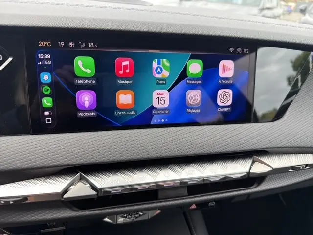 Écran tactile central 10 pouces du tableau de bord DS4 E-TENSE 2023, affichant interface Apple CarPlay colorée.