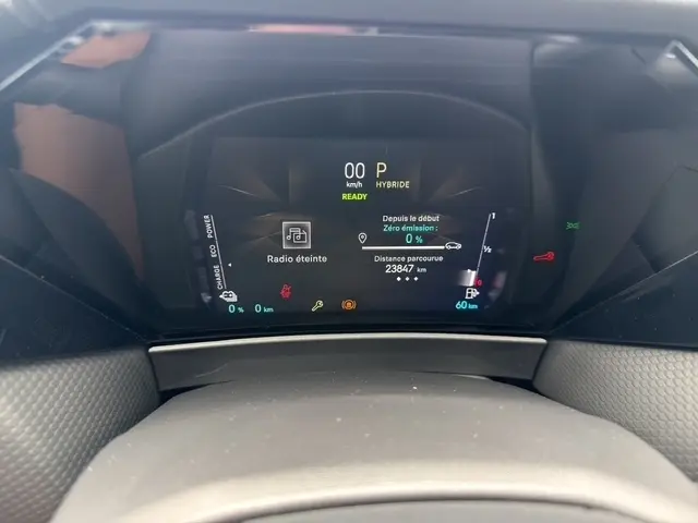Vue rapprochée du tableau de bord numérique du DS4 E-TENSE 225 hybride, affichant les informations de conduite et autonomie.