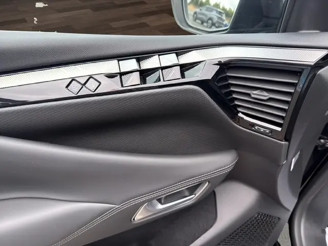 Vue intérieure côté conducteur de la porte noire du DS4 E-TENSE 225 avec commandes de vitres et aérateur design.