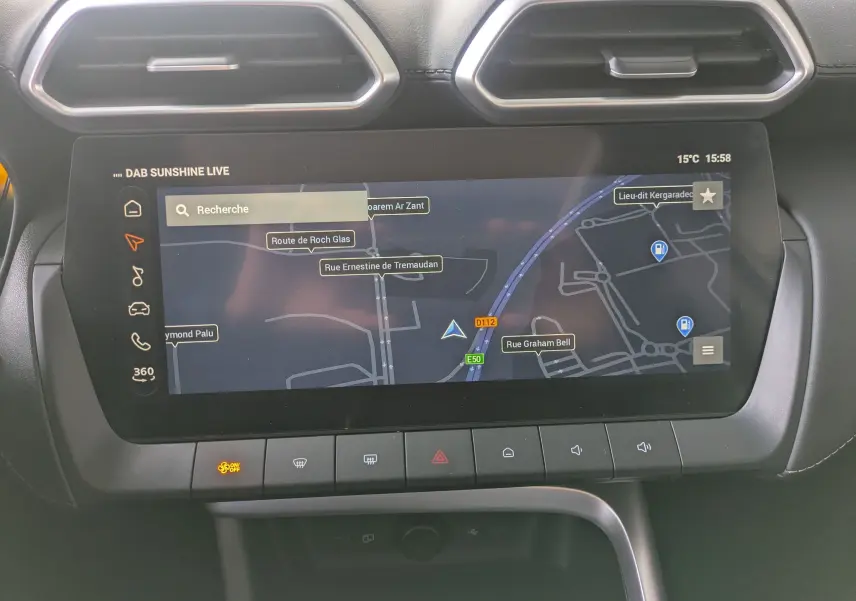 Écran tactile central du MG ZS 1.5 L Hybrid+ 2026 affichant la navigation avec carte et commandes en bas.