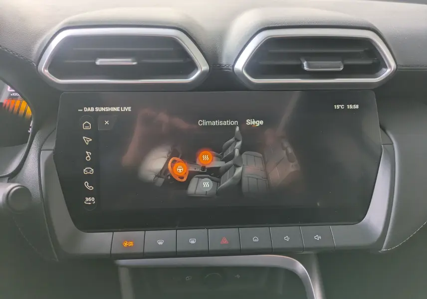 Écran tactile central du MG Motor ZS 2026 affichant les réglages de sièges chauffants, entouré de la console noire.