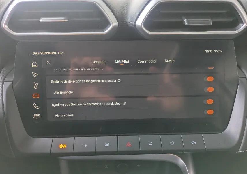 Écran tactile central du MG Motor ZS blanc 2026 affichant les réglages du système MG Pilot en intérieur.