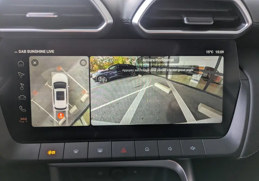 Écran tactile intérieur montrant la caméra 360° et vue arrière d’un MG Motor ZS blanc en stationnement.