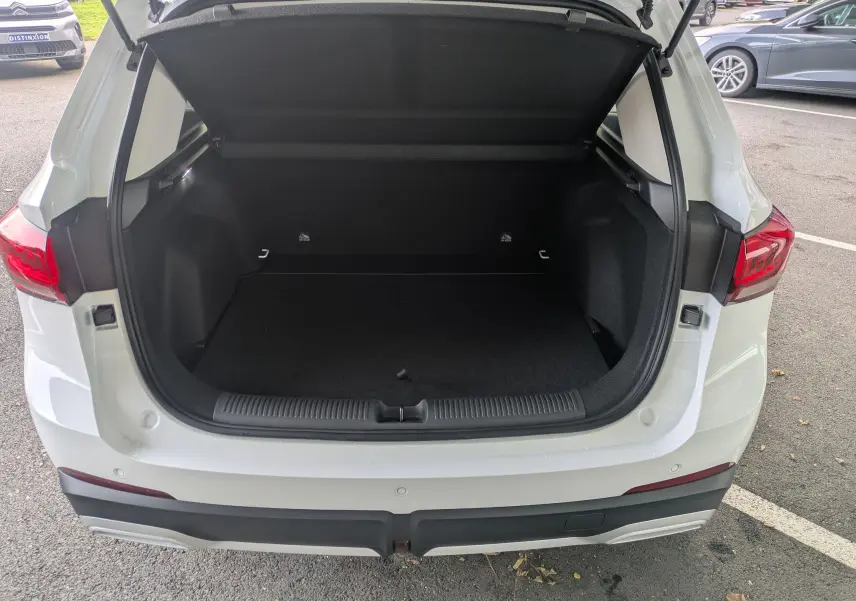 Coffre ouvert vu de l'arrière d'un MG Motor ZS blanc, montrant un espace de chargement vide et propre.