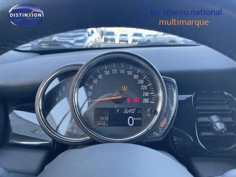 Vue rapprochée du tableau de bord de la MINI Cabriolet Midnight Black II, affichant le compteur de vitesse et les voyants allumés.