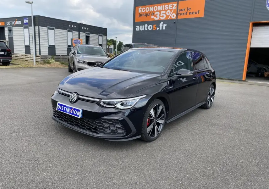 Volkswagen Golf VIII GTD noire intense métallisée vue en 3/4 avant droit avec jantes alliage 18 pouces et étriers rouges.