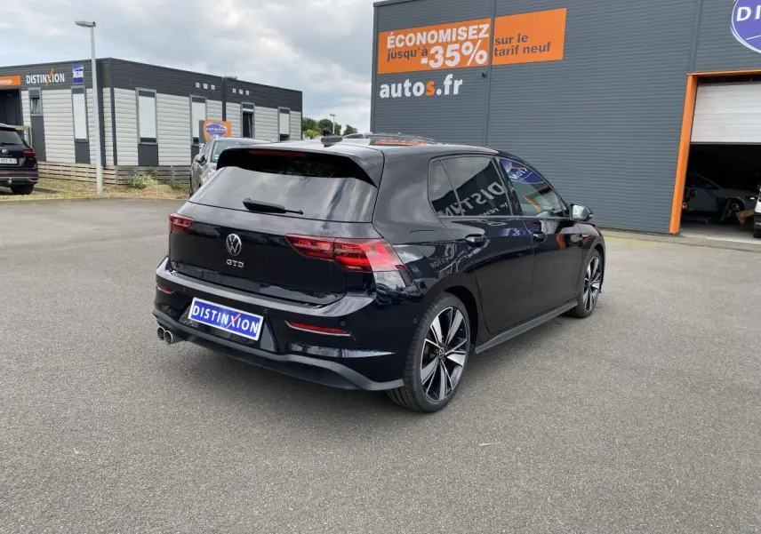 Volkswagen Golf VIII GTD noir intense métallisé vue 3/4 arrière droit avec jantes alliage 18 pouces Bakersfield.