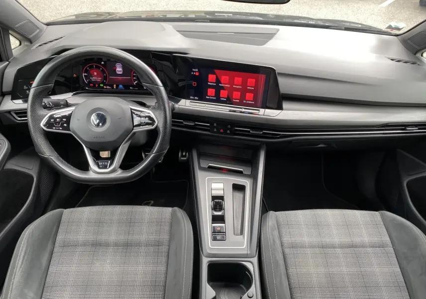 Intérieur de Volkswagen Golf VIII GTD 2.0 TDI 2022, vue frontale du tableau de bord et volant cuir GTD noir.