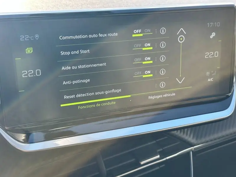 Écran tactile intérieur du Peugeot 2008 1.2 PureTech 130ch GT montrant les réglages d'aide à la conduite et climatisation à 22°C.