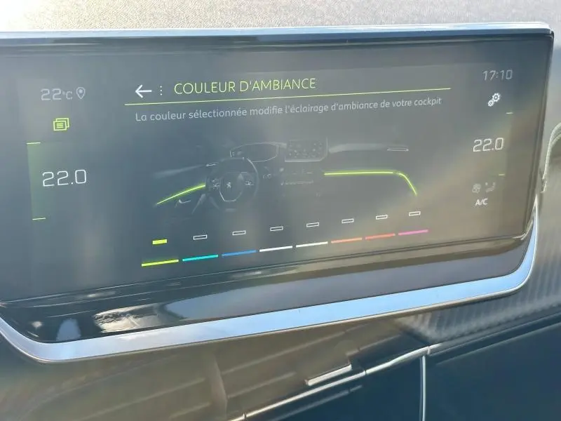 Écran tactile du tableau de bord du Peugeot 2008 1.2 PureTech 130ch GT montrant le réglage de la couleur d'ambiance.