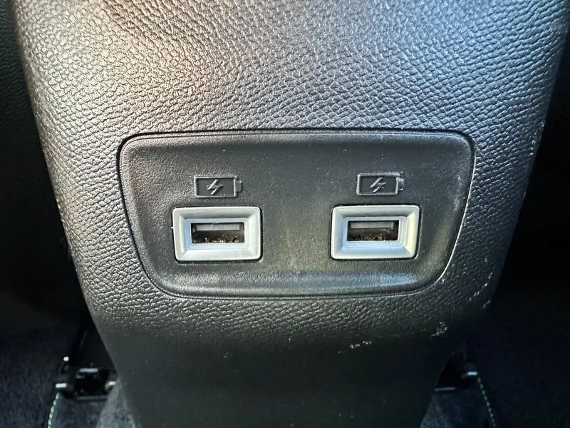 Gros plan sur deux ports USB de recharge intégrés à la console arrière du Peugeot 2008 gris Artense.