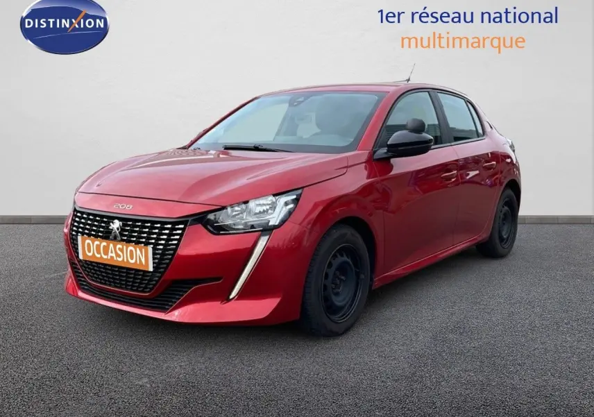 Peugeot 208 rouge Elixir métal vue 3/4 avant droit avec calandre distinctive et feux LED verticaux.