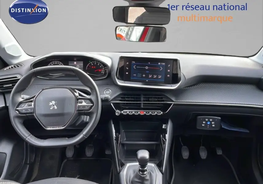 Intérieur Peugeot 208 1.5 BlueHDi 2022 vu de face, tableau de bord noir avec écran tactile et volant compact.