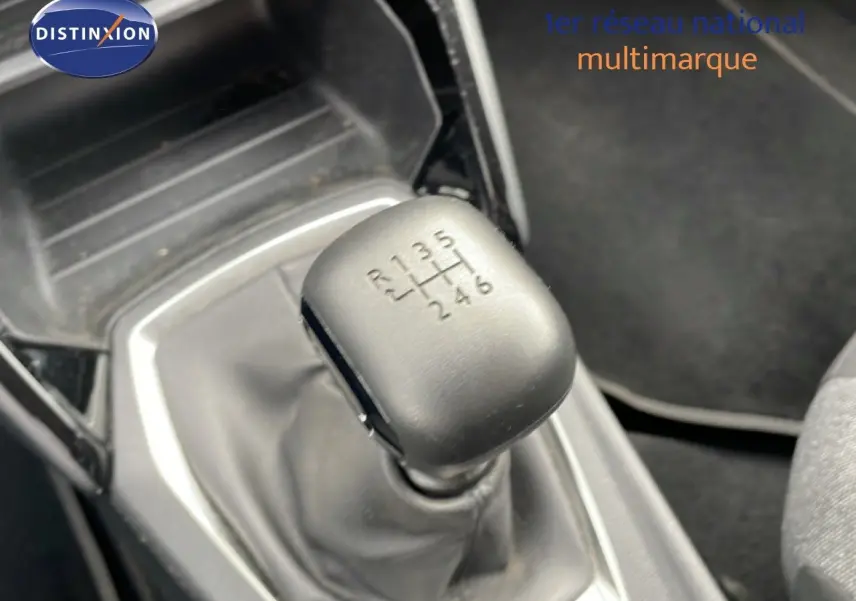 Gros plan sur le levier de vitesse manuel noir de la Peugeot 208 1.5 BlueHDi 100ch Style, intérieur tissu gris.