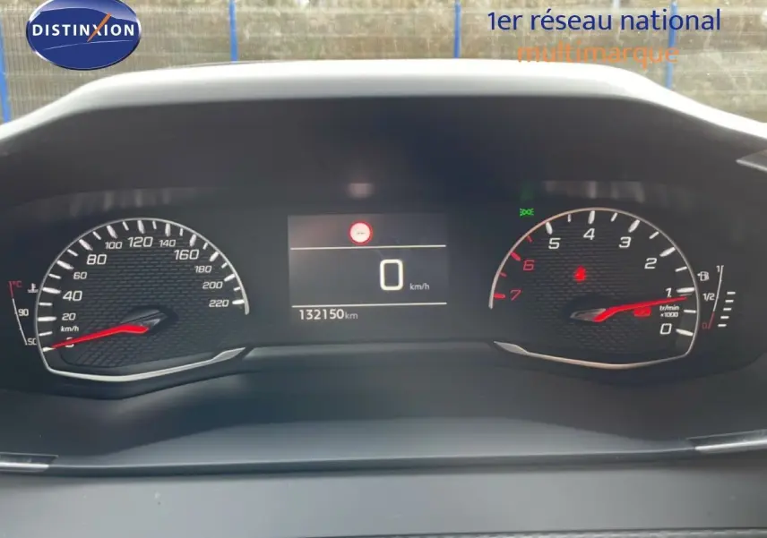 Tableau de bord de Peugeot 208 diesel 2022 montrant compteur vitesse, compte-tours et kilométrage à 132150 km.