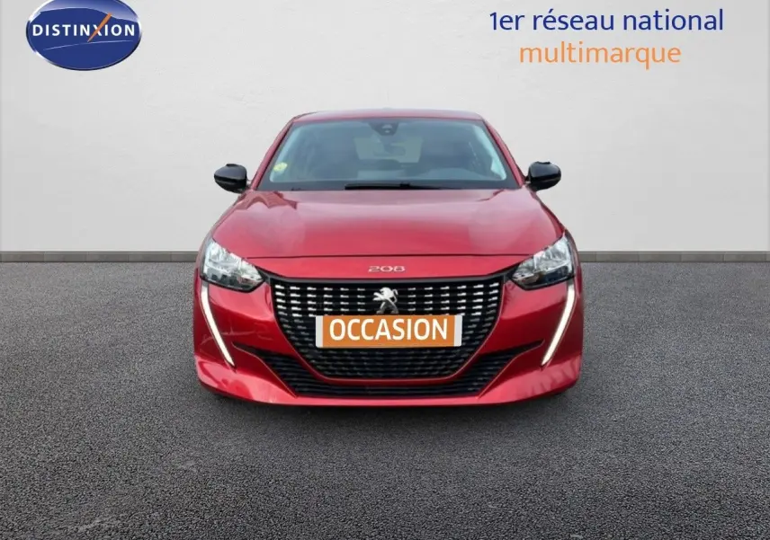 Vue avant d'une Peugeot 208 rouge Elixir Metal avec calandre noire et feux LED en forme de griffes.