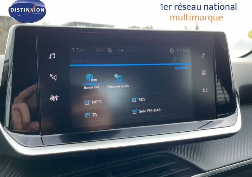 Écran tactile central de la Peugeot 208 1.5 BlueHDi 100ch Style, affichant les réglages radio FM.
