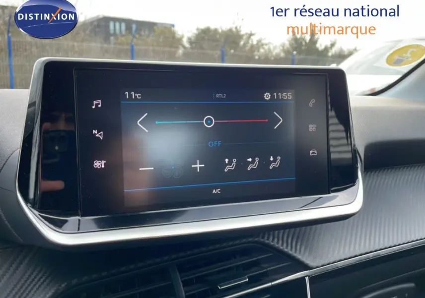 Écran tactile central du tableau de bord de la Peugeot 208 1.5 BlueHDi 2022, affichant les réglages de climatisation.