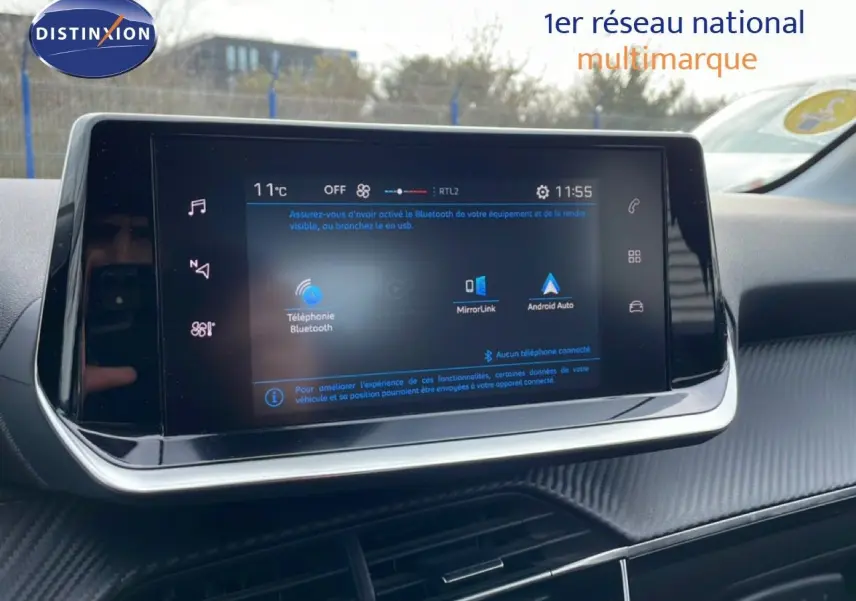 Écran tactile central du tableau de bord de la Peugeot 208 2022, affichant les options Bluetooth et Android Auto.