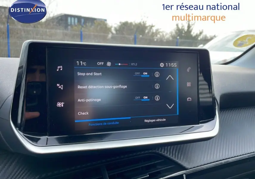 Écran tactile central de la Peugeot 208 1.5 BlueHDi 100ch Style, affichant les réglages de conduite.