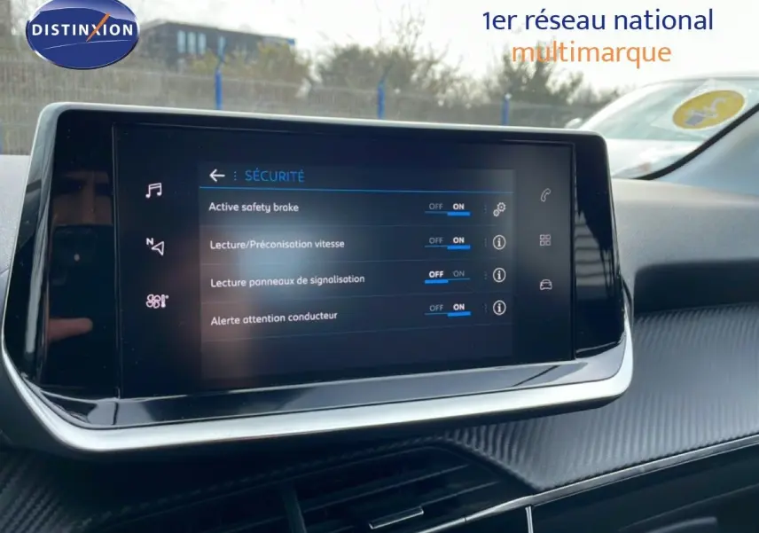 Écran tactile central du tableau de bord de la Peugeot 208 1.5 BlueHDi 2022 affichant les options de sécurité activées.