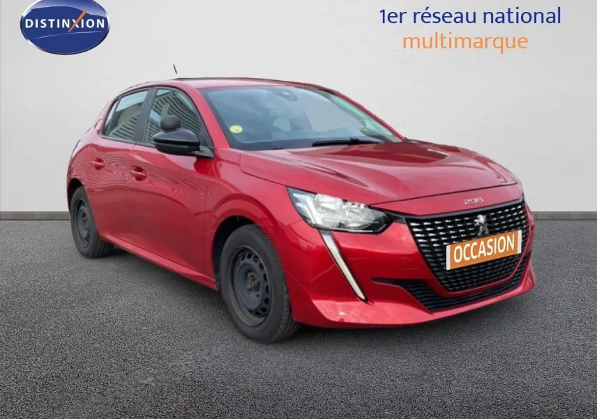 PEUGEOT 208 rouge Elixir métal vue 3/4 avant droit avec calandre noire et jantes acier noires.