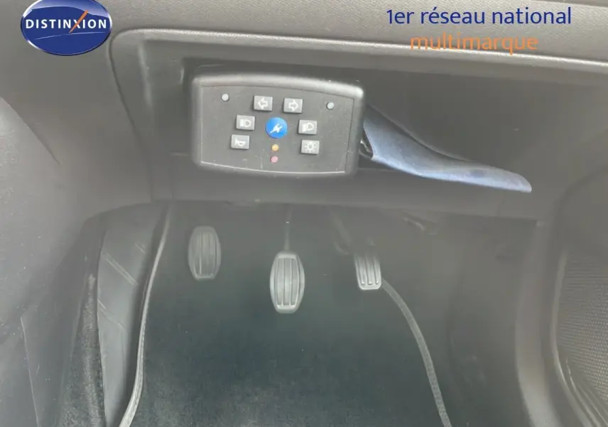 Vue rapprochée des pédales d’embrayage, frein et accélérateur d’une Peugeot 208 rouge Elixir Metal avec boîte manuelle.