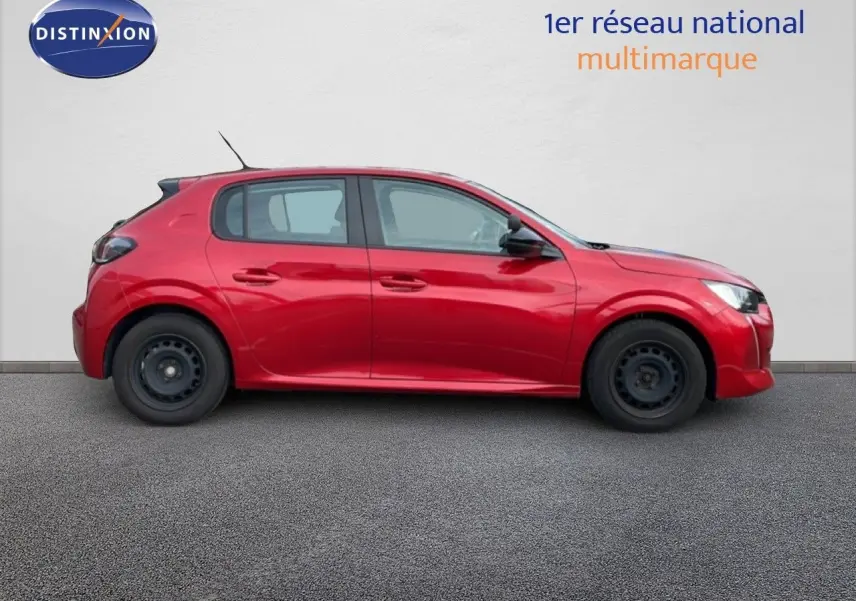 Profil droit d’une Peugeot 208 1.5 BlueHDi 100ch Style 2022 en rouge Elixir Metal avec jantes acier noires.