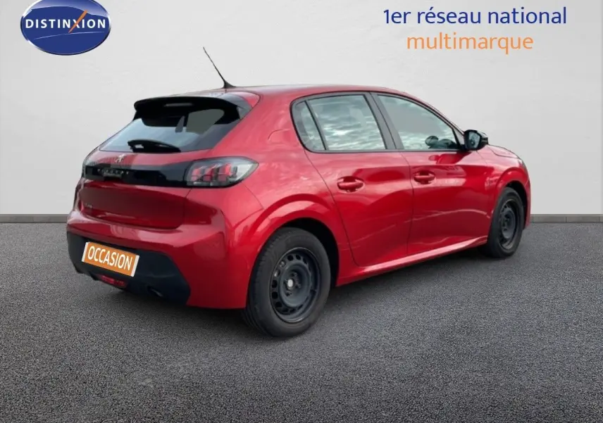 Vue 3/4 arrière droite d'une Peugeot 208 rouge Elixir métal 2022 avec jantes tôles noires et cinq portes.