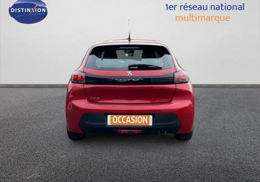 Vue arrière d'une Peugeot 208 rouge Elixir Metal de 2022 avec feux LED et plaque d'occasion visible.