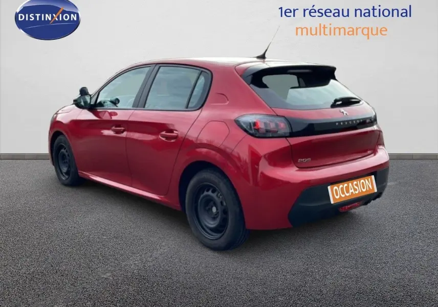 Vue 3/4 arrière gauche d'une Peugeot 208 rouge Elixir métal avec jantes tôles et feux arrière LED.