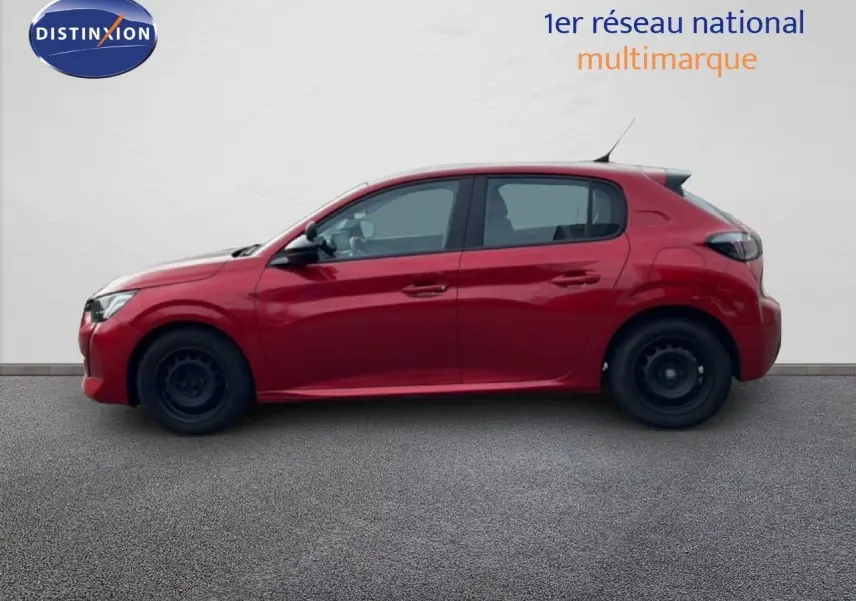 Profil côté gauche d'une Peugeot 208 1.5 BlueHDi 100ch Style 2022 en rouge Elixir Metal avec jantes acier noires.