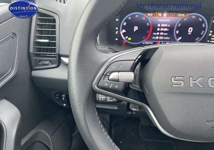 Vue rapprochée du volant cuir noir de la Skoda Karoq 2025 avec commandes multifonctions et tableau de bord numérique.