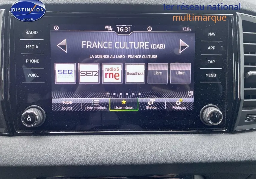 Vue rapprochée de l'écran tactile central du Skoda Karoq 2025 noir, affichant les stations radio DAB et commandes multimédia.