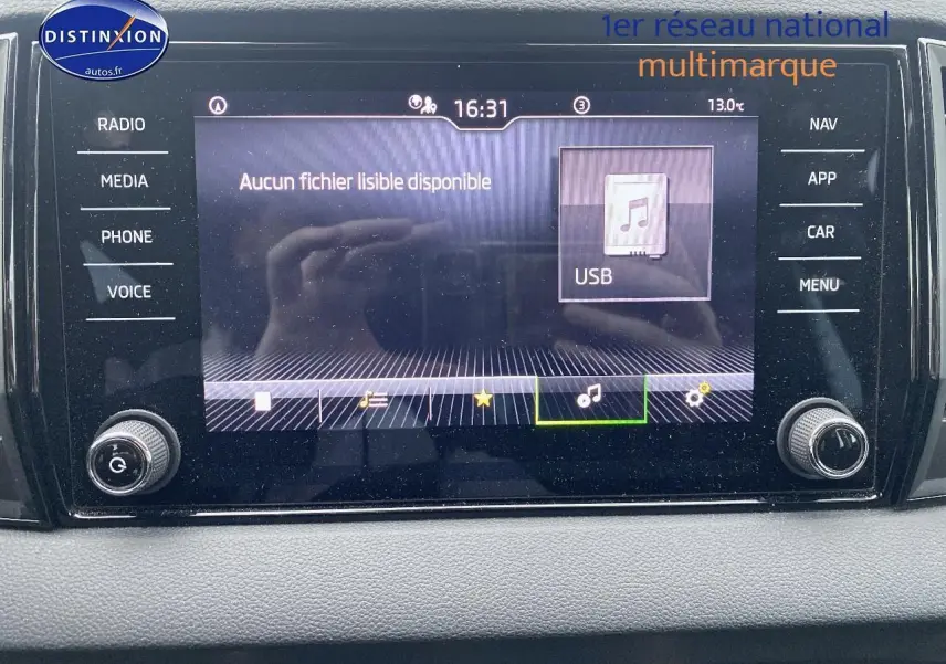 Écran tactile central du Skoda Karoq noir 2025 affichant le message "Aucun fichier lisible disponible" avec commandes autour.