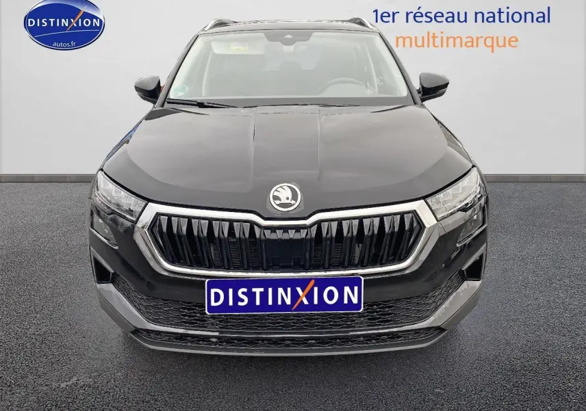 Vue frontale d'un Skoda Karoq noir 2025 avec calandre chromée et logo distinctif au centre.