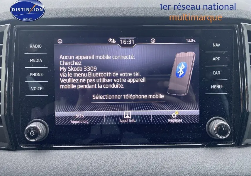 Écran tactile central du tableau de bord du Skoda Karoq 2025 affichant menu Bluetooth et options connectées.