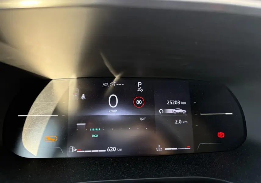 Tableau de bord numérique Renault Arkana 2025 affichant vitesse, autonomie et alertes, éclairage LED blanc.