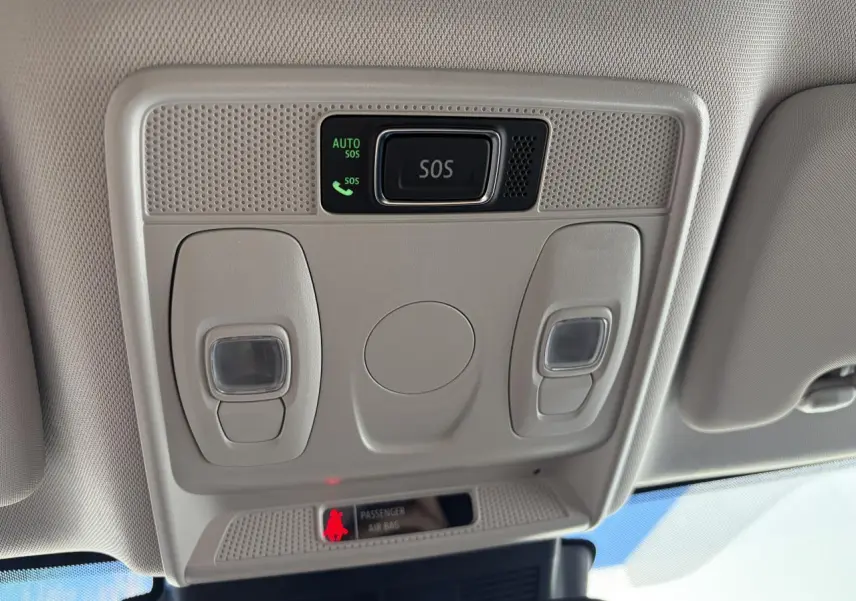 Plafonnier intérieur avec bouton SOS et éclairages de lecture dans un Renault Arkana blanc glacier 2025.