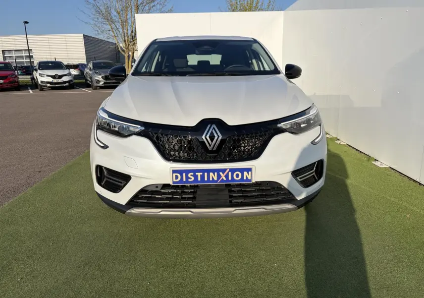 Vue frontale du Renault Arkana blanc glacier 2025 avec calandre noire et phares LED distinctifs.