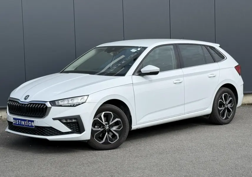 Vue 3/4 avant droite d'une Skoda Scala blanche Glacier avec jantes alliage et vitres surteintées.